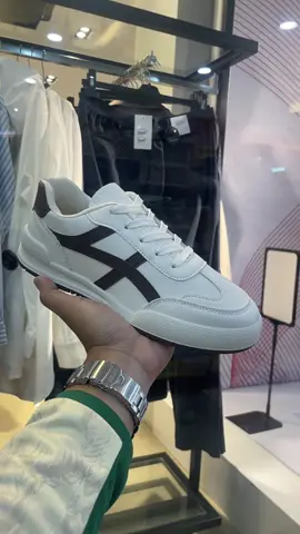 Sneakers Casual sporty dari DNY udah ready lagi nih friend, buat kamu yang belum kebagian buruan langsung gercepin co dikeranjang kuning sebelum kehabisan lagi friend..