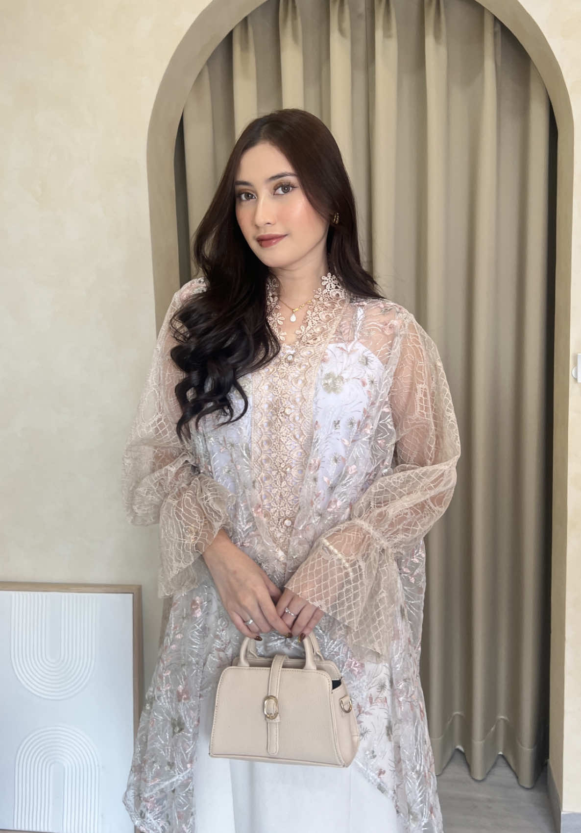 Warna soft begini bikin keliatan mantu idaman banget ga sihhh !!!  #promomakan1111 #outerkondangan #outerbrokat #outfitlebaran 