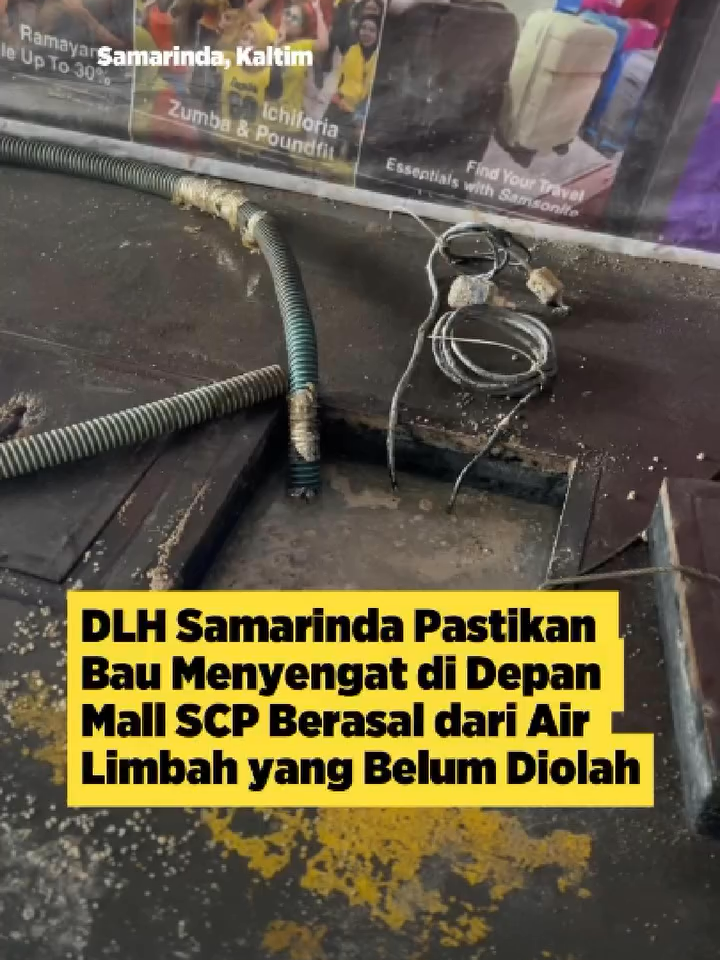 Bau comberan yang menyengat di depan Mall Samarinda Central Plaza (SCP) sejak beberapa hari terakhir akhirnya terungkap. Dinas Lingkungan Hidup (DLH) Kota Samarinda bergerak cepat menindaklanjuti laporan warga dan langsung melakukan verifikasi lapangan. Hasilnya, ditemukan adanya aliran limbah yang belum diolah masuk ke saluran umum akibat pompa instalasi pengolahan air limbah (IPAL) yang rusak. DLH pun menghentikan sementara sumber pembuangan dan memerintahkan pihak manajemen SCP menutup saluran bocor tersebut. Tim UPTD Tinja dari Dinas PUPR turut dikerahkan untuk menyedot air limbah agar tidak kembali mencemari drainase Jalan Mulawarman. Pihak SCP disebut sudah berkomitmen memperbaiki pompa IPAL yang rusak dan tengah menunggu kedatangan perangkat baru. Meski SCP telah memiliki izin dan sistem IPAL resmi, DLH menegaskan bahwa kejadian tersebut tetap termasuk pelanggaran lingkungan karena ada pembuangan limbah tanpa pengolahan. Pemerintah diketahui telah menjatuhkan sanksi administratif berupa paksaan pemerintah dan memberikan waktu perbaikan selama 1×24 jam. #Samarinda #kaltimtoday #Kaltim #beritahariini #beritaterkini