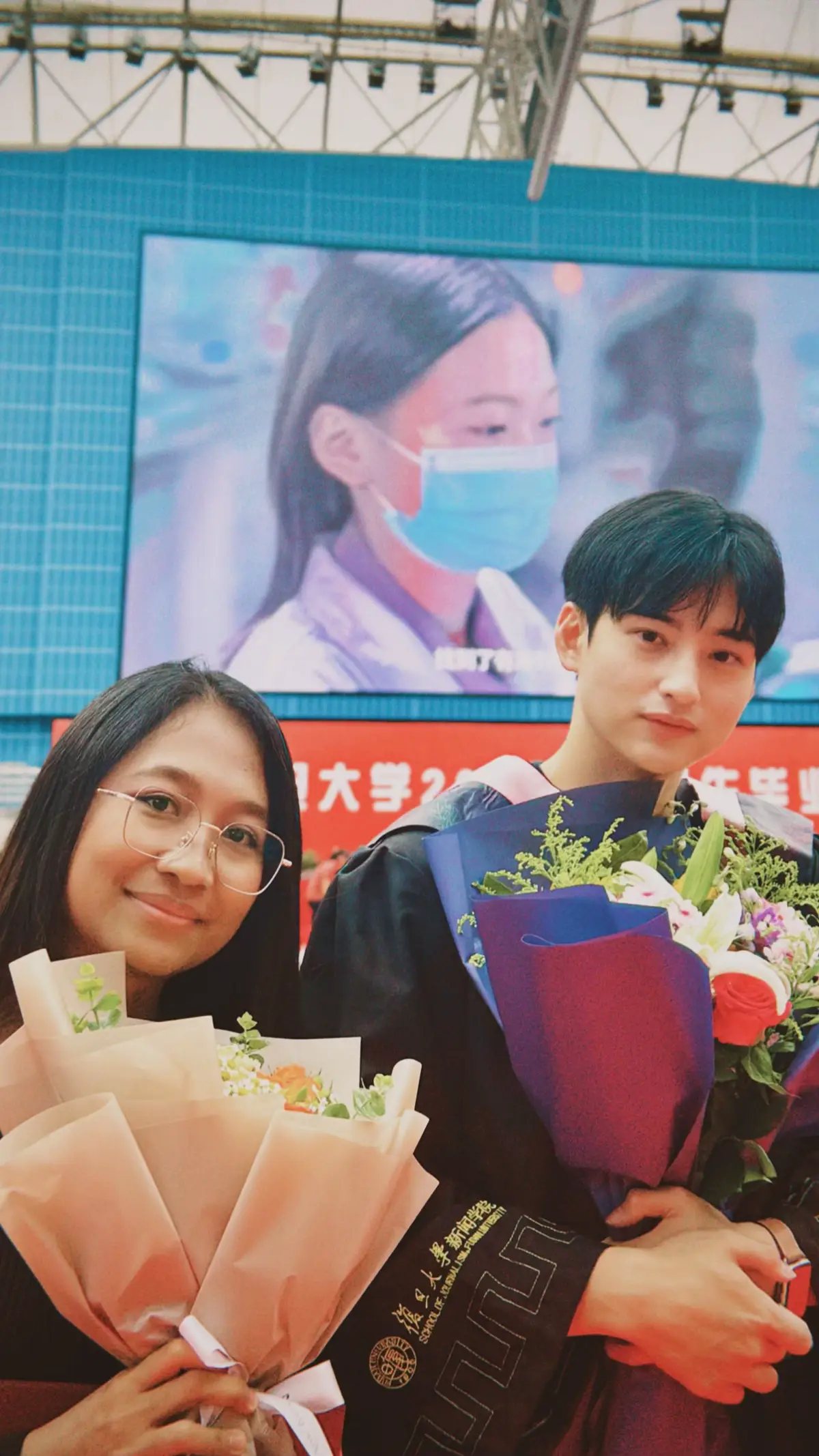 Lol setelah sekian lama baru bisa berani up foto ini hihi, so adeknya cha eun woo itu kami satu kampus, cuma beda fakultas aja. Tahun lalu pas ikut acara wisudanya kakak kelas aku pas selesai acaranya tiba-tiba dari jauh kok kayak mirip cha eun woo, eeh ternyata oh ternyata itu adeknya hahaha. Aslinya lebih ganteng dari foto, terus mukanya kecil banget, orangnya humble parah terus murah senyum. Emang hoki parah sih hahaha #fyp #foryou #chaeunwoo #fudanuniversity 