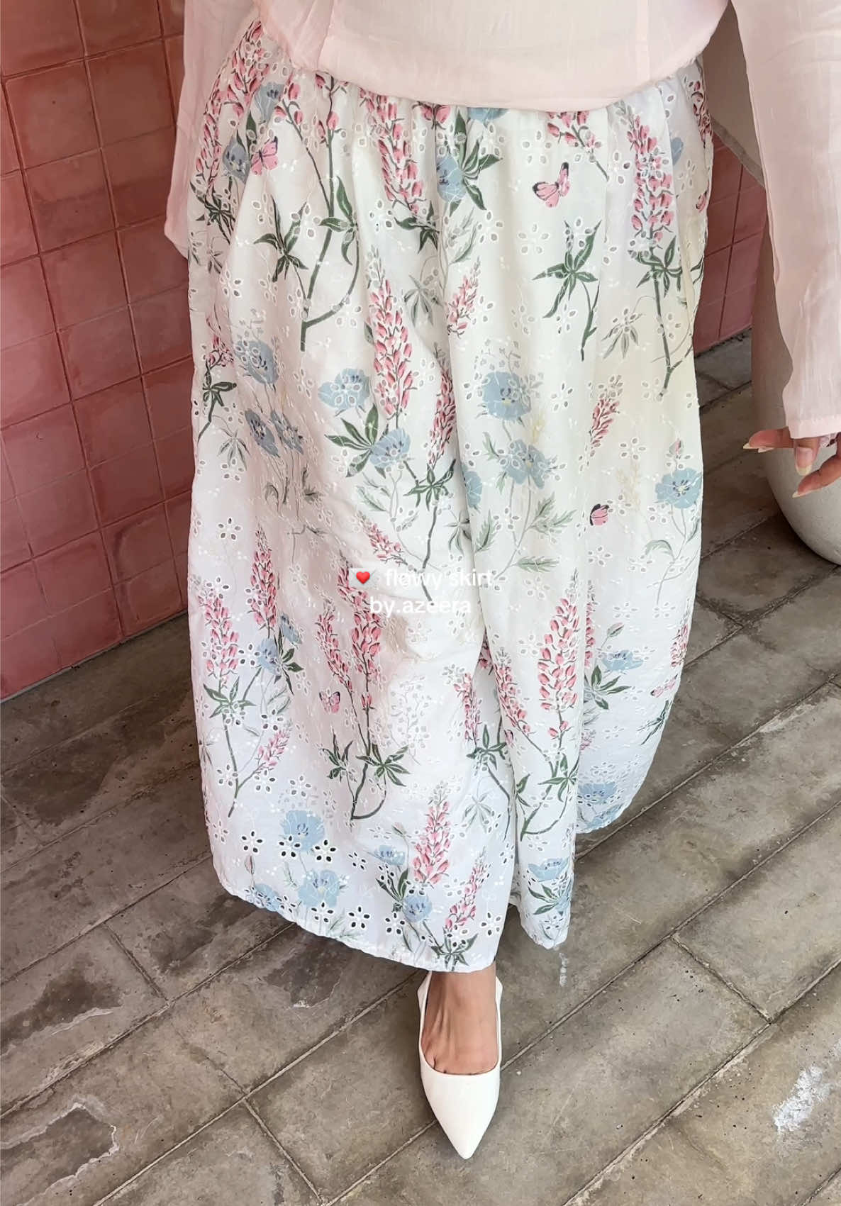 gemasss! matching sama temboknya jugaaa hihi🫣 #skirtoutfits #promomakan1111 #fashioninspo 