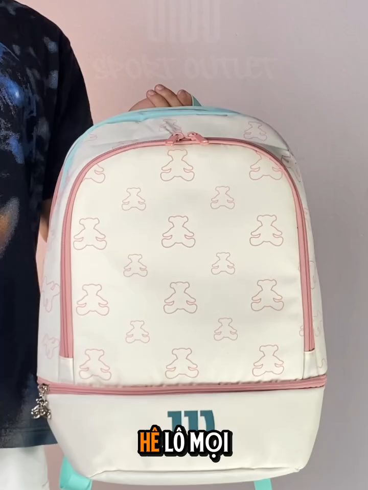 💖 Dễ thương đến mức không thể rời mắt – bạn đã sẵn sàng sở hữu chưa?🧸  🎨 Màu sắc nhẹ nhàng, nữ tính nhưng vẫn năng động, phối đồ cực xinh. 📦 Sức chứa “khủng”: 2 cây vợt, giày, nước, khăn, quần áo… đều vừa vặn! 💼 Chất liệu chống thấm & chống bẩn, tha hồ mang ra sân hay đi du lịch. 🎒 Dây đeo êm ái, đeo lâu cũng không đau vai, phù hợp di chuyển hằng ngày. - Kích thước: 46 x 30.5 x 21.5 🔥 Đợt này mình về đúng 3 chiếc, nhanh tay kẻo lỡ nha!!  2 màu hồng, xanh cực xinh ---------------------------------------------------------------- GIDO - Sport Outlet JP: - Nhận vận chuyển 2 đầu Việt Nam - Japan #pickleball #xuhuong