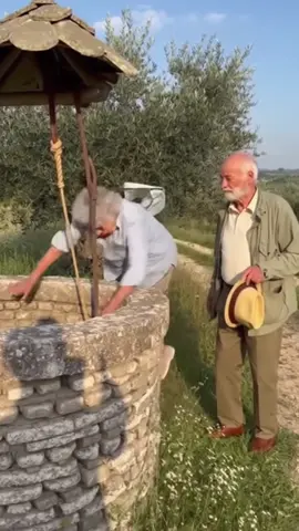 Il pozzo dei desideri che funziona… 🤣  #videodivertenti #maritoemoglie #virale #andreaiai #perte 