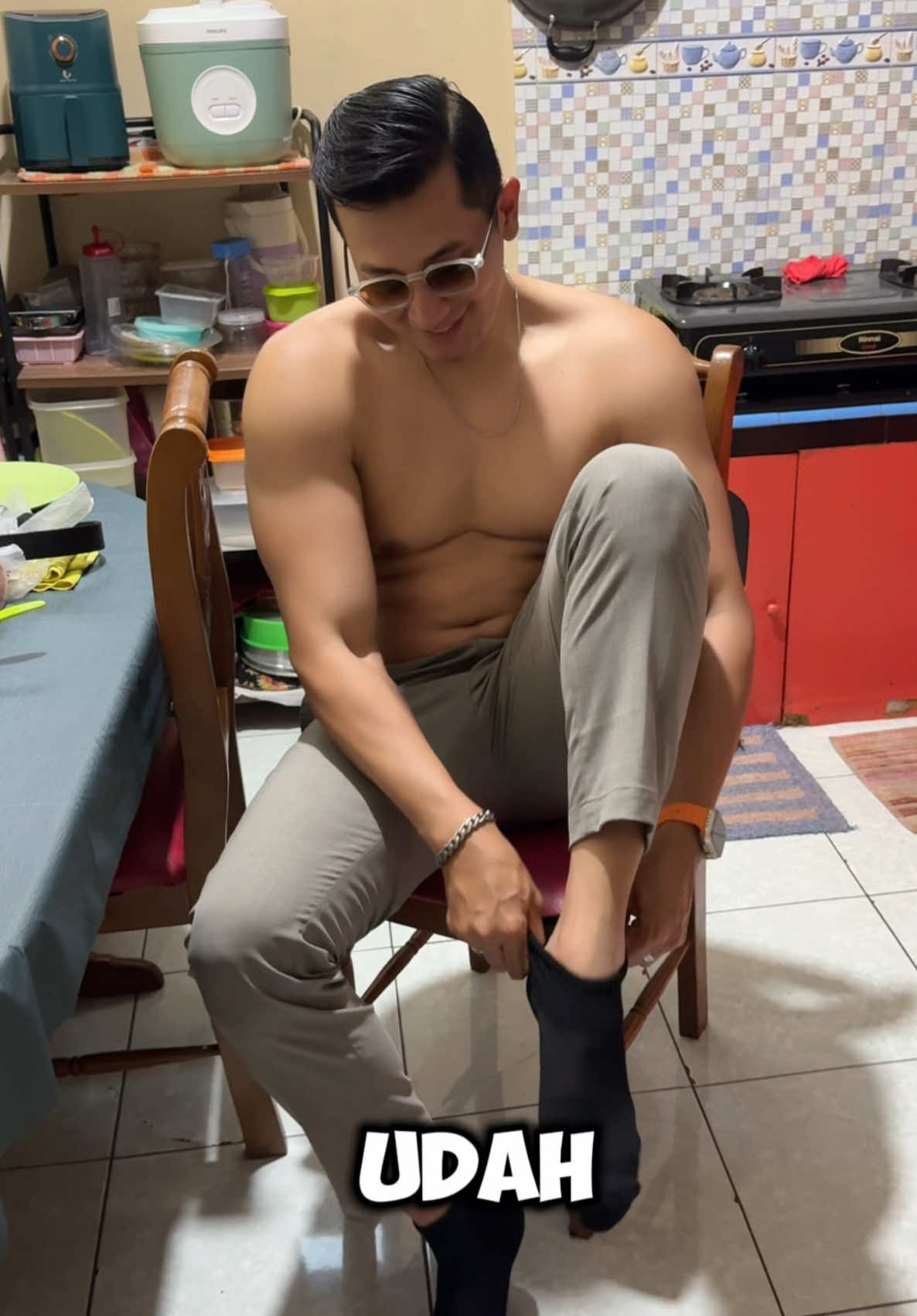 Ngaku dah siapa yg tetep suka pake kaos kaki bolong?? 🫣🫣 #kaoskaki #shocks #fyp #viral #keranjangkuning 