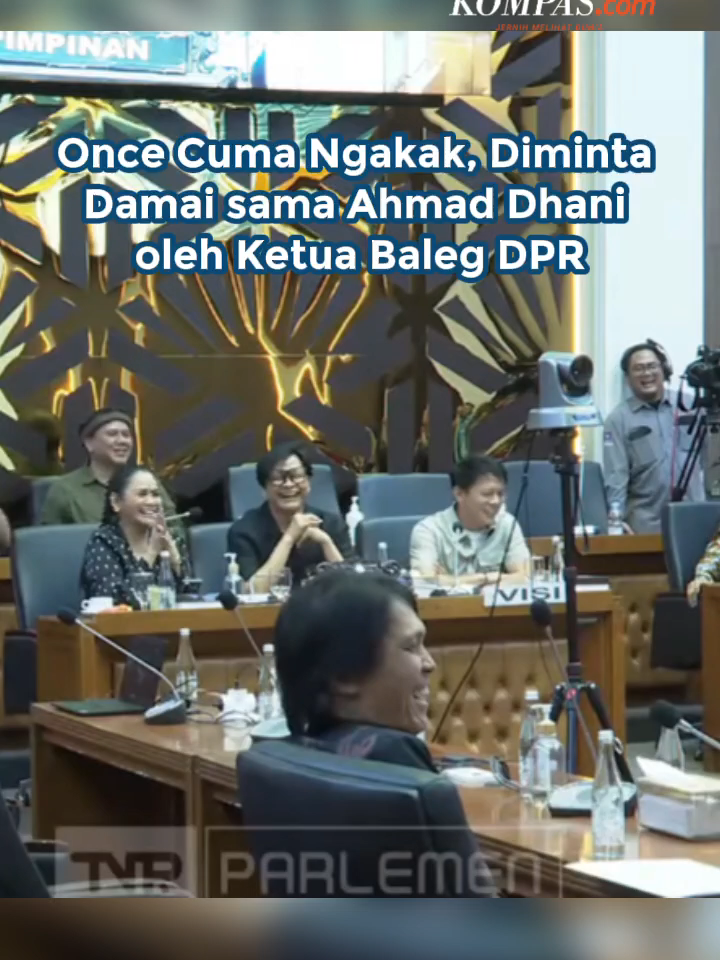Musisi sekaligus anggota DPR, Ahmad Dhani dan Once Mekel, diminta berdamai oleh Ketua Baleg DPR Bob Hasan. Momen itu terjadi di tengah-tengah rapat Badan Legislasi DPR terkait revisi Undang-Undang Hak Cipta yang dihadiri asosiasi-asosiasi musisi, Selasa (11/11/2025). Awalnya, Bob Hasan menyinggung perselisihan antara dua personel grup band Padi Reborn, Piyu dan Fadly, yang berbeda pendapat mengenai aturan royalti dan hak cipta. Menurut dia, perselisihan antarmusisi tersebut merugikan bangsa Indonesia.  Penulis: Adhyasta Dirgantara, Ardito Ramadhan  Kreatif: Safira Nurulita Produser: Reza Kurnia Darmawan ` #AhmadDhani #Once #Dewa19 #DPR ##cut