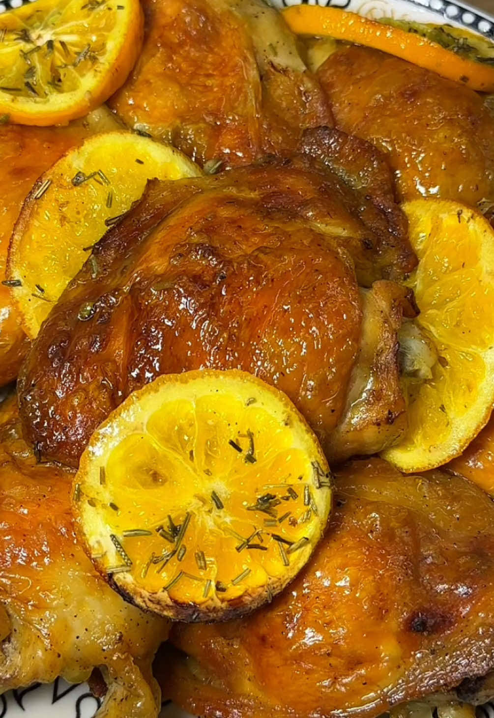 Дуже смачні курячі стегна з мандаринами😍🍊 ✔️Курячі стегна 2 кг  ✔️Приправа до курячого шашлика 1 ст л  ✔️Сіль 0,5 ч л  ✔️Перець чорний дрібка ✔️Соєвий соус 2 ст л  ✔️Сметана або майонез 3 ст л  ✔️Сік мандарину 1 ст л  ✔️Сік лимону 1 ст л  ✔️Мандарини 4 шт  ✔️Розмарин сушений дрібка Маринуємо стегна. До курячих стегон додаємо сіль, перець, приправи, соєвий соус, сметану або майонез, сік мандарину і лимону. Перемішуємо і залишаємо мінімум на 1 годину. Потім на деко викладаємо мандарини, порізані кружальцями, зверху посипаємо розмарином. Викладаємо стегна і відправляємо в духовку на 40-45 хвилин при температурі 180°С. Готуйте❤️  #meat #recipeideas #швидкоісмачно #новорічнеменю #святковийстіл 