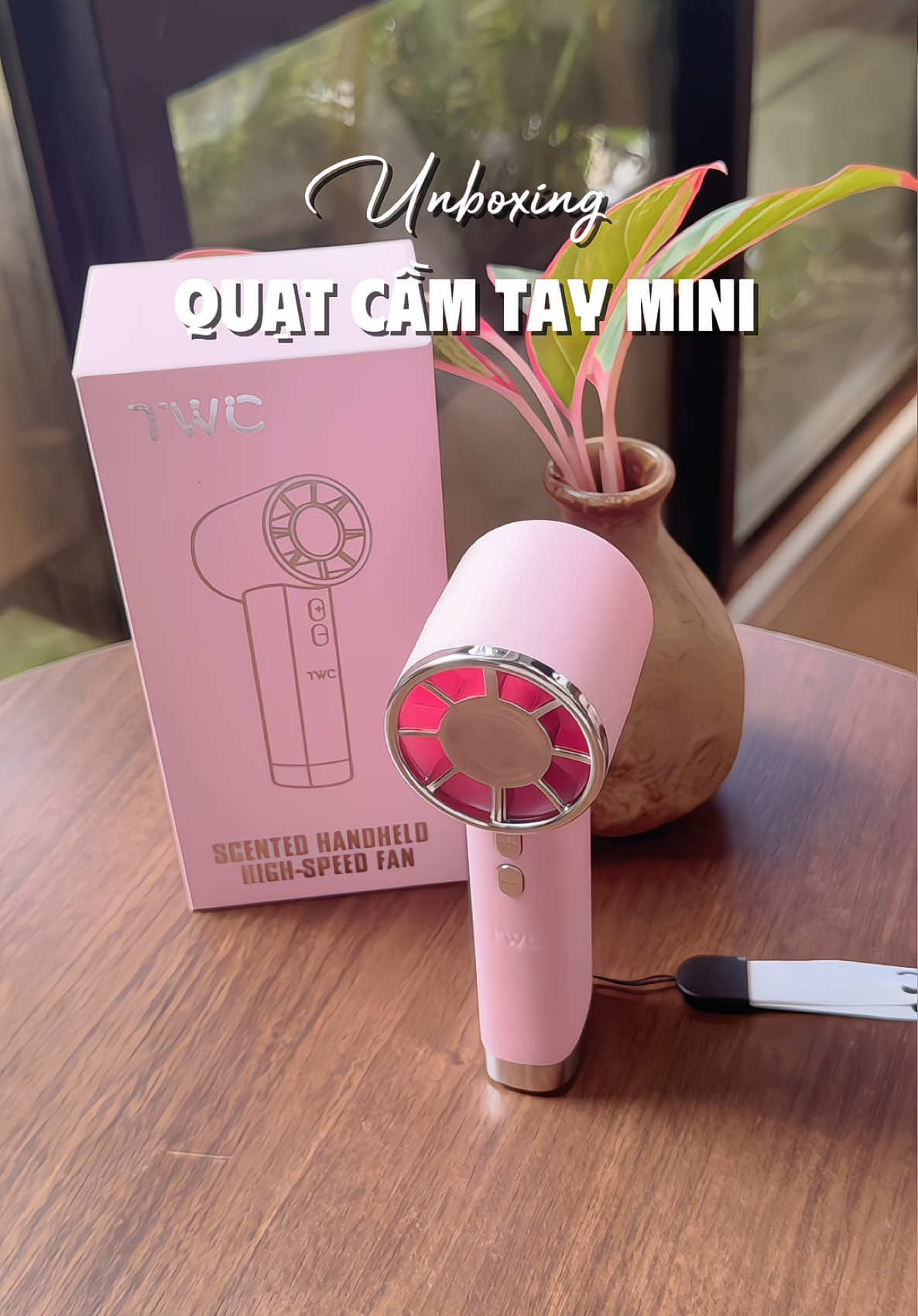 Một em quạt mini trong tầm giá hơn 100 cành. Tham khảo các bà nhé #quatmini #quatcamtaymini #quattichdien #quatmini #meemdau 