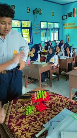 daripada pusing MTK diajak main aja, tapi tetap yg kalah mengerjakan soal😂😂😂 #gurusmp #guru  #gurumuda #fyp 