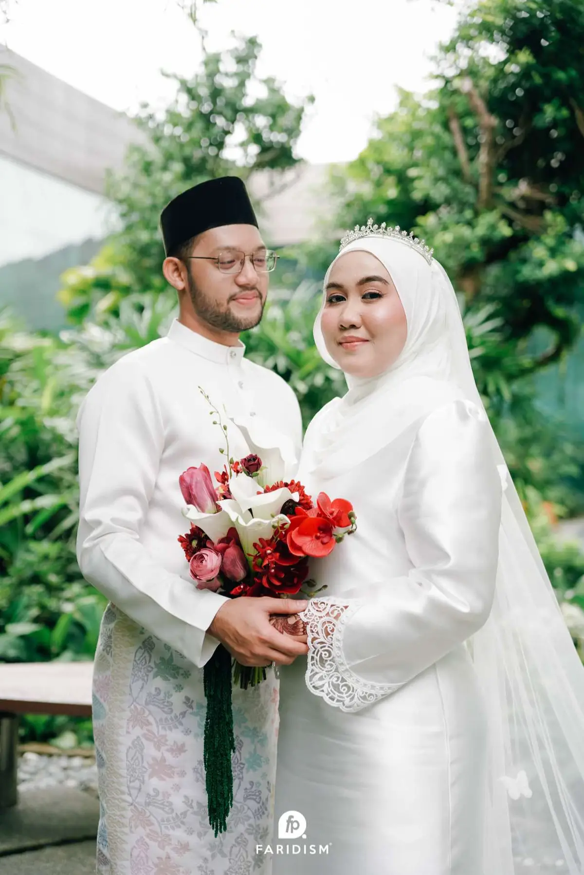 Kahwin dah 2 tahun gambar kahwin pun tak dapat lagi 😭  Ramai kami lihat pengantin menangis akibat tersalah pilih photographer masa hari perkahwinan mereka.  ‼️ Photographer tak datang waktu majlis 😱 ‼️ Album gambar tak dapat lebih 3 tahun 😭 ‼️ Contact photographer kena block 😫 Tips pilih photographer & videographer yang terbaik sila pastikan  ✅ Ada fizikal office ✅ Ada team full time  ✅ Ada feedback 5 bintang✨ yg banyak ✅ Berpengalaman handle 10k pengantin ✅ Berpengalaman lebih 10 tahun dalam industri ✅ Ada kolaborasi dgn brand besar  ✅ Ada follower yang ramai di social media dan tak perlu cari jauh-jauh kerana semua point ni ada pada Faridism Production Sdn Bhd Pastikan anda membuat keputusan yg terbaik utk hari bahagia ni Kerana kalau tersalah pilih, lenyaplah moment hari bahagia anda ‼️ Klik link di bio utk pertanyaan lanjut ttg pakej kami.  Nak kahwin? Faridism jelah  #malayweddingguide #malaysiaweddingphotographer #malaysiawedding #handbouquet #singaporewedding #weddingphotographer #weddingbrunei #weddingindonesia #videographermalaysia #weddingvideographer #malayvideographer #weddingdiarieskl 