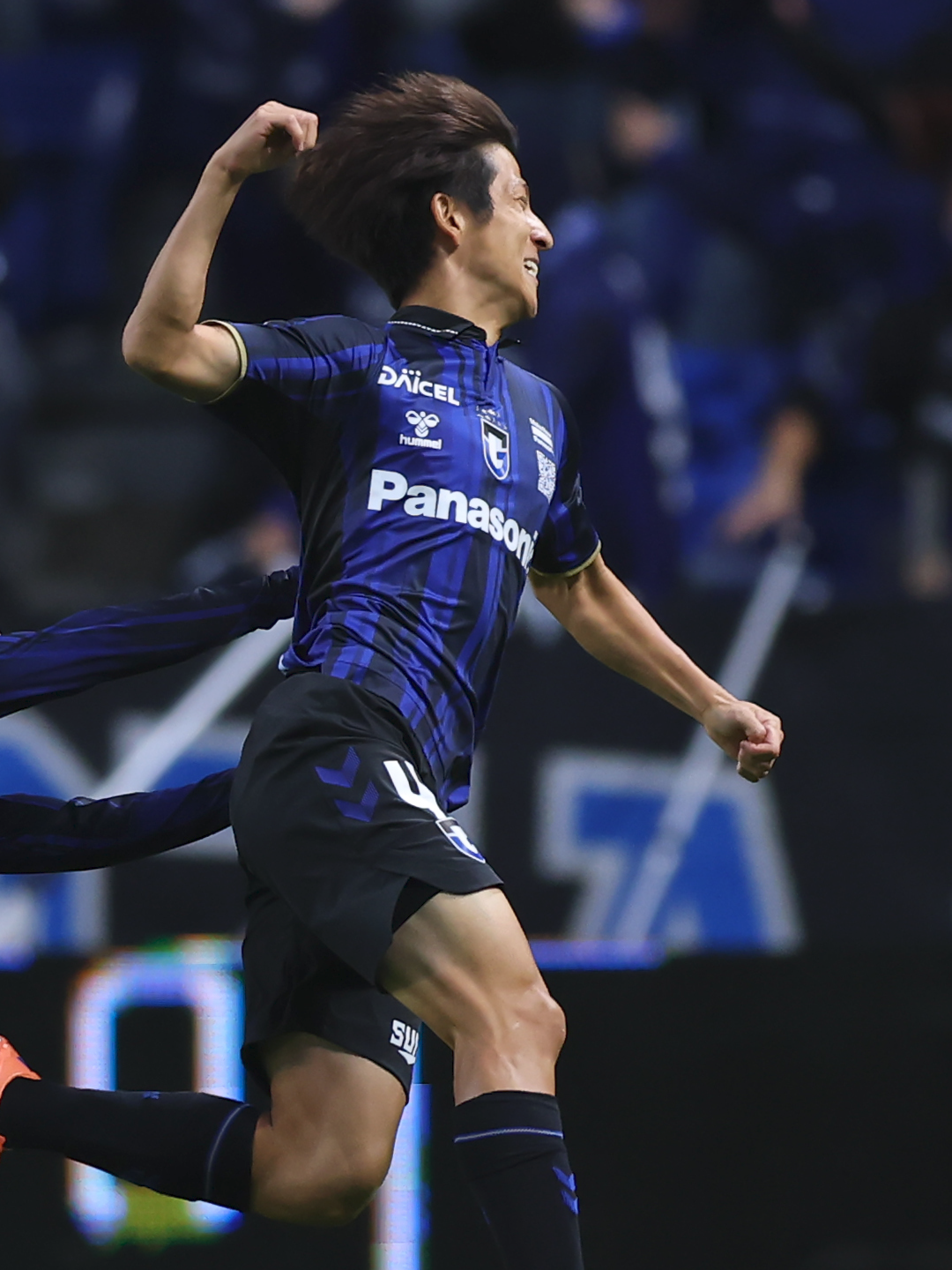 Kanji Okunuki scores his long-awaited first J1 League goal👏 Receiving the final pass from Issam Jebali, Kanji Okunuki coolly slotted the ball into the far corner, rippling the net💙🖤  #JLEAGUE #football #GAMBAOSAKA
