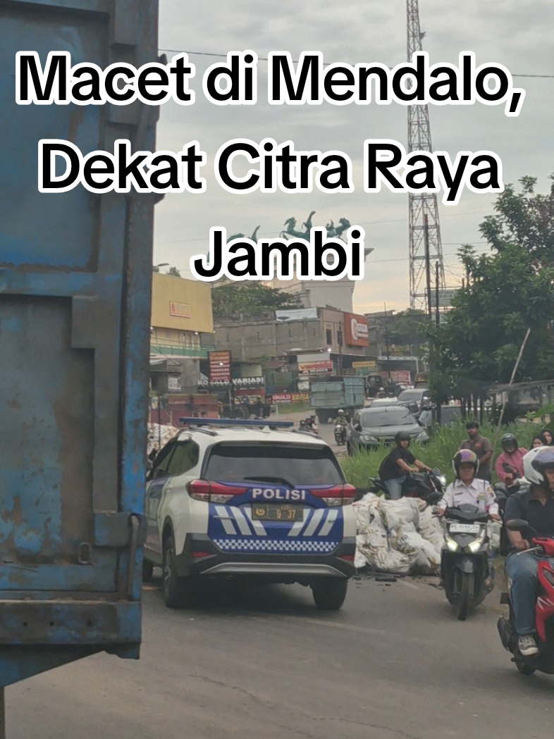 Macet di Mendalo, Dekat Citra Raya Jambi.  #jalanmacet #jambi 