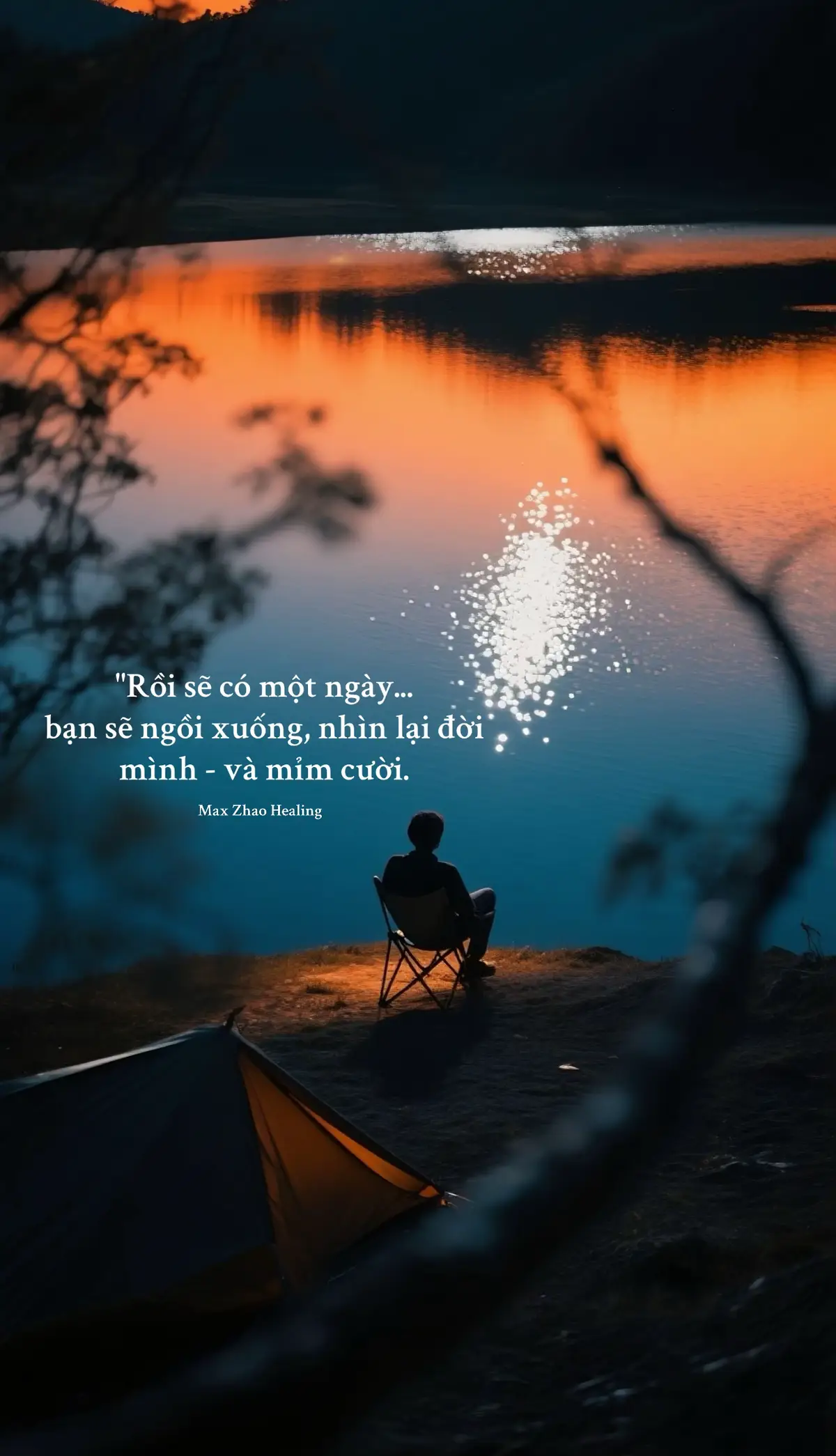 Không còn vùng vẫy, không còn muốn chứng minh điều gì. Chỉ lặng lẽ nhìn lại những năm tháng đã qua  và mỉm cười. Bạn sẽ nhận ra,những chuyện từng khiến mình mất ngủ,bây giờ nghĩ lại… thật ra cũng chẳng có gì to tát. Những người từng khiến mình tổn thương, giờ chỉ còn là một cái tên thoáng qua trong trí nhớ. Pháp sư Hồng Nhất từng nói: “Rồi sẽ có một ngày, bạn ngồi xuống, nhìn lại câu chuyện của chính mình như một người ngoài, rồi khẽ cười: hóa ra cả cuộc đời, cũng chỉ là một giấc mơ.” Nghe có vẻ nhẹ, nhưng để đạt được tâm thế đó, ai cũng phải đi qua nhiều vết thương. Vì chữa lành con người ta,chưa bao giờ là thời gian  mà là buông và thấu hiểu Khi ta hiểu ra rằng: 	•	Có những việc dù tiếc cũng phải dừng. 	•	Có những người dù thương cũng phải xa. 	•	Có những mất mát không thể lấy lại, nhưng vẫn phải sống tiếp. Đó chính là lúc trái tim trưởng thành. Ai rồi cũng sẽ có một giai đoạn như vậy  cảm thấy mọi thứ đều nặng nề: mối quan hệ, công việc, áp lực, kỳ vọng. Cố gắng chiều lòng người khác, cố tỏ ra ổn, cố làm như mọi thứ đều nằm trong tầm kiểm soát. Nhưng thật ra, bên trong lại đầy mệt mỏi. Chúng ta cứ tưởng, thời gian sẽ giúp mình quên. Nhưng thời gian chỉ làm ta quen với vết thương, chứ không xóa được nó. Cái khiến ta thật sự nhẹ lòng, chỉ có thể là một lần nhìn lại, rồi nói: “Thôi, đủ rồi.” Không phải quên,mà là dù nhớ lại, cũng không thấy đau nữa. Chỉ thấy biết ơn vì chính những lần đổ vỡ, đã dạy ta cách đứng vững. Bạn có để ý không, người sống nhẹ nhàng, không phải vì họ ít sóng gió,mà vì họ biết cách đón nhận mọi chuyện bằng tâm bình an. Còn người mệt mỏi, không phải vì đời quá khó,mà vì cứ ôm mãi những điều đáng lẽ nên buông từ lâu. Thật ra, buông bỏ không phải là bỏ cuộc, mà là không để quá khứ điều khiển hiện tại. Không để những gì đã qua,tiếp tục làm ta tổn thương thêm lần nào nữa. Rồi bạn sẽ thấy  cuộc đời này chẳng ai thoát khỏi khổ đau, chỉ là mỗi người chọn cách sống khác nhau: Người thì oán trách, người thì mỉm cười mà đi tiếp. Còn bạn, chỉ cần nhớ một điều thôi: “Ngày mai sẽ tốt hơn, chỉ khi hôm nay bạn chịu sống nhẹ lại.” Đời người như một vở kịch,vai nào muốn diễn, cảnh nào muốn bỏ,đều là do mình chọn. Còn kết thúc thế nào,hãy để thời gian trả lời. Cảm ơn bạn đã đọc đến cuối cùng! • Nếu tâm bạn đang mệt, cần chút dịu dàng để lắng lại — hãy tìm đến “Max Zhao Healing Flame” trong giỏ hàng: những ngọn nến thơm tôi tạo ra, để xoa dịu, chữa lành và nhắc bạn rằng ánh sáng luôn nằm trong chính bạn. Tôi là Max Zhao – luôn sẵn sàng đồng hành cùng bạn, đặc biệt khi bạn cảm thấy mông lung, lo âu hay tự giày vò trong nội tâm. • Mỗi ngày, tôi chia sẻ những bài viết không chỉ để đọc cho vui, mà để cùng bạn trưởng thành và tiến bộ. • Khi rảnh, hãy xem lại những video của tôi – càng xem, bạn sẽ càng hiểu ra nhiều điều quý giá về bản thân và cuộc sống. • Nhấn theo dõi để tôi giúp bạn tránh những ngã rẽ không cần thiết và tìm thấy hướng đi nhẹ nhàng hơn trong cuộc đời. #maxzhaohealing #phatphapnhiemmau #chualanh #cuocsong #truongthanh 