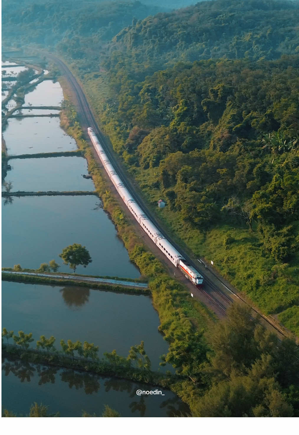 Keindahan Pantai Jodo yang berada di ujung timur kota Batang tepatnya di Gringsing, memiliki panorama yang indah, terdapat bukit, yang bernama bukit cinta dimana kita dapat melihat kereta api dari atas bukit menikmati senja ataupun sunset yang sangat cantik. Perpaduan antara rel, kereta api, laut, pantai dan hutan yang masih hijau  Ada kenangan apa nih kalian di sini ???  #pantaijodohgringsing #kabupatenbatang #fyppppppppppppppppppppppp #batang24jam 
