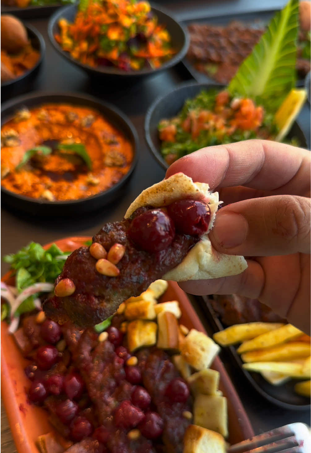 مطعم شواق 😍🍖❤️ اجدد و الذ مطعم مشاوي في الخبر الشمالية  @shawwaq.sa  مبدعين بالمشاوي 😍🍖❤️ لان لحومهم غنم نعيمي من مزارعهم الخاصه و كل المكونات و البهارات شاميه و حلبيه   ابدعوا في كباب توين تيربو 😍 و الكباب بالكرز و عندكم الكبة على السيخ الروعه و الكباب النابلسي كان حيل لذيذ و ابدعوا بالاوصال و الشيش طاووق و غيرها من الاطباق اللي فعلياً كل طبق كان الذ من الثاني  و فعلاً اذا قالوا لك شواق ترجع له مشتاق و معنى كلمة شواق في اللغة العربية الفنان و المبدع في الشوي  موقعهم في الخبر الشمالية قرب اسواق التميمي #الخبر #الخبر_الشمالية #جديد_الخبر #مطاعم_الخبر إعلان 