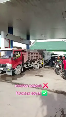 Emang boleh kayak begini ya ?? @pertamina @polressambas2 @poldakalbar6  #kalimantan #sambas #pertamina #solar #polisi