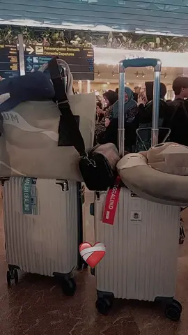 Masya Allah keluarga gralind  udah mau berangkat ke tanah suci semoga perjalanan nya lancar sampai tujuan Aamiin 🤍🤲🏻 #basmalahgralind #mamilinda #balqisgralind #fyp #foryou 