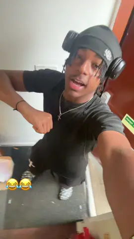 dk why my facial expressions i like that🤣 #purejokes #dance #wh0srtee #shouldershrug 