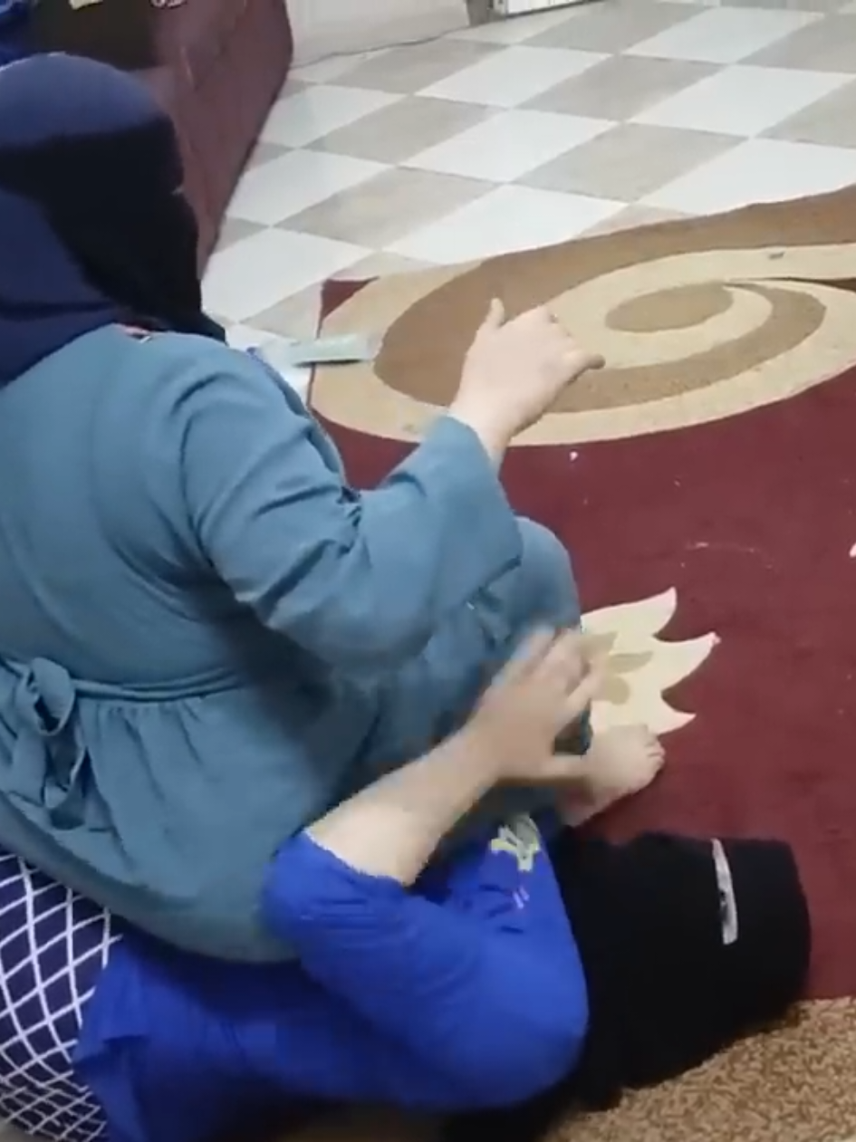 توكتوك قاعد عليا 😂💔 اقل هزار بينا انا وموزه 😂♥ #روتيني_اليومي #روتين #fyp #الشعب_الصيني_ماله_حل😂😂 #رحمه_محسن 