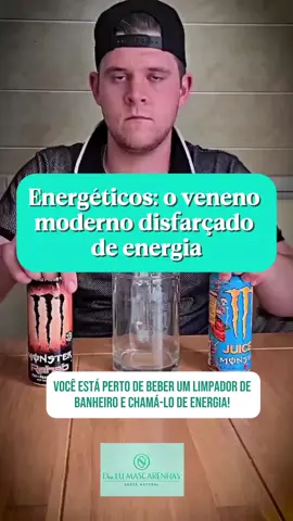 Monster e Red Bull: verdadeiros venenos para saúde  Essas bebidas foram criadas para “dar energia”, mas o que entregam mesmo é uma sobrecarga química que pode agredir o coração e o metabolismo. Monster e Red Bull misturam altas doses de cafeína, açúcar (ou maltodextrina) e compostos como taurina e D-glucuronolactona, uma substância que o nosso corpo produz naturalmente, mas que em grandes quantidades, combinado com os outros ingredientes, pode sobrecarregar o fígado e o sistema cardiovascular. A ciência mostra que o consumo de energéticos pode aumentar a pressão arterial, prolongar o intervalo QTc no coração (associado a arritmias) e piorar a sensibilidade à insulina, mesmo em pessoas jovens e saudáveis. A combinação de cafeína e taurina, presente em quase todos os energéticos, também foi associada a arritmias ventriculares em modelos experimentais. Somado a isso a maltodextrina, que causa picos de glicose e inflamação, o resultado é uma bebida que ativa o sistema nervoso, eleva o açúcar no sangue e estressa o coração. Essas bebidas não nutrem, apenas forçam o metabolismo a trabalhar no limite. Quem busca energia verdadeira precisa dormir, se hidratar e se nutrir, não intoxicar o organismo com uma química que parece feita para te destruir! Referências: -Rubio C et al. Nutrients. 2022;14(23):5103. PMID 36501132. -Grasser E K et al. J Nutr. 2019;149(3):441-8. PMID 30805607. -El Moheb M et al. J Cardiovasc Electrophysiol. 2022;33(6):1298-9. PMID 35304782. #energetico #acucar #energia #saude #nutricao 