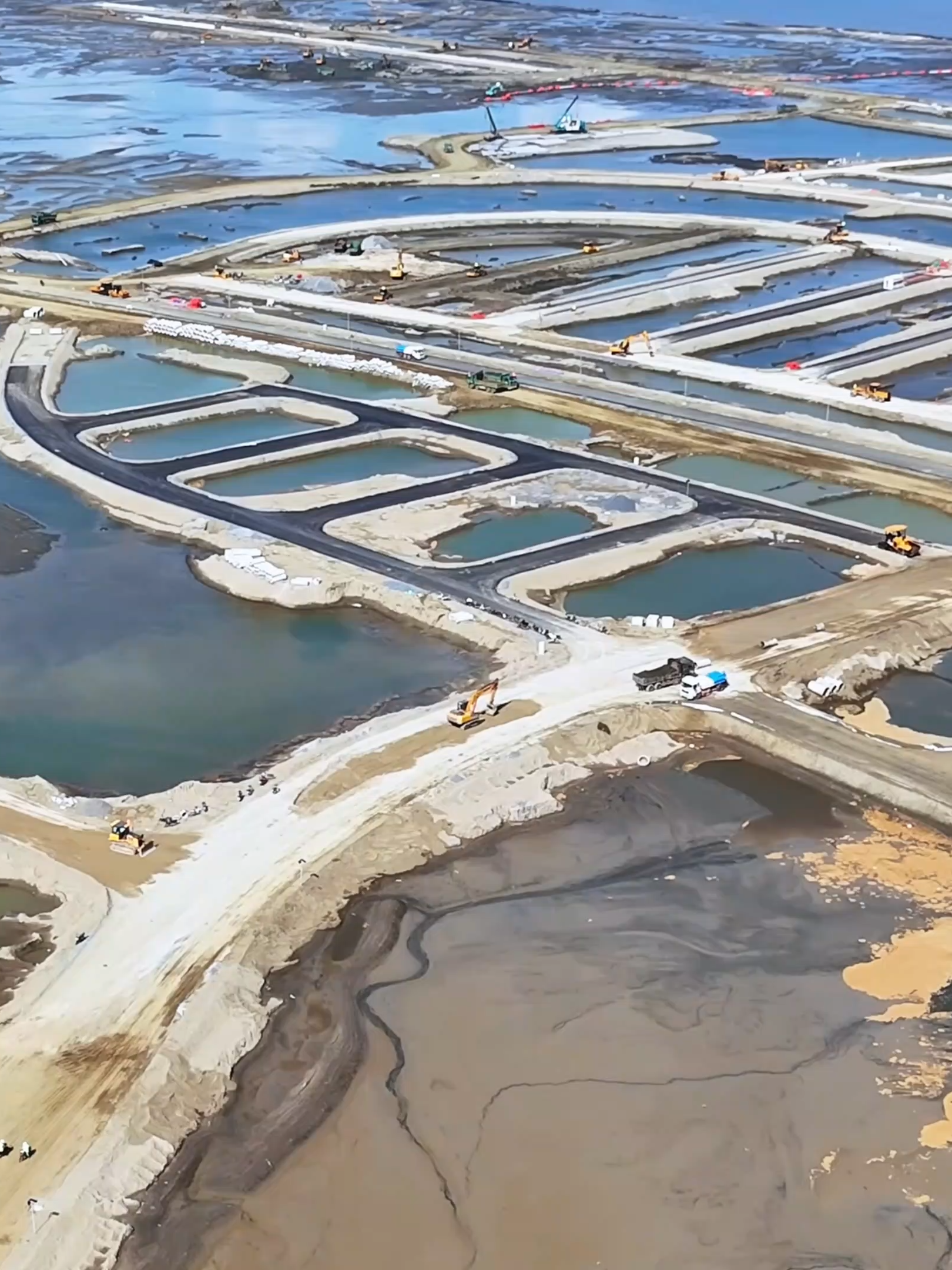 🚀 Tiến độ Vinhomes Green Paradise ngày 12/11 – Toàn khu chuyển mình rõ rệt! Ngày 12/11, toàn bộ khu vực Vịnh Ngọc và Vịnh Tiên tại Vinhomes Green Paradise Cần Giờ đang thi công khẩn trương 🌊 📌 Các tuyến đường nội khu đang được san nền, lát nhựa, hệ thống hạ tầng kỹ thuật bắt đầu định hình rõ nét. 💡 Dấu hiệu cho thấy dự án đang tăng tốc vượt bậc, hướng đến cột mốc hoàn thiện giai đoạn 1 đúng kế hoạch! #VinhomesGreenParadise #VinhomesCanGio #TienDoCanGio #CanGioThucGiac #TienDoVinhomes #ThienDuongBien #Vingroup #DauTuCanGio #Vinhomes2025 #KhaiTruongSaBan #DoThiBien #VinhomesGreenParadiseCanGio