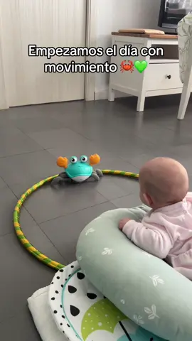 Ella empieza el día con movimiento… y yo con la esperanza de que después de tanto esfuerzo quiera una siestita 😅💚 Amo verla crecer, descubrir y llenarlo todo de vida 🦀✨ #tummytime #MamásDeTikTok #cangrejobailarin #bebes #DesarrolloBebé 