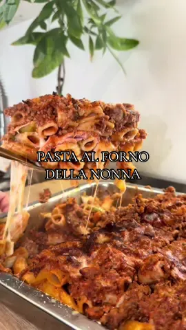 Pasta al Forno della Nonna 🤌🏽🍝🇮🇹 Recette : 8 personnes Pour la sauce :  • 800g Pâtes (Rigatoni ou Penne) • 700g Viande hachée de Bœuf  • 1200ml Sauce Tomate  • 2 Oignons  • 1 Carotte • 2 Branches Céleri  • 150ml Vin Rouge ou Blanc  Pour la garniture :  • 200g Jambon Cuit • 300g Mozzarella • 250g Scamorza Fumée • 80g Olives Vertes  • 120g Parmesan Râpé • Sel, Poivre #pasta #recette #pourtoi #fyp #mammamia 