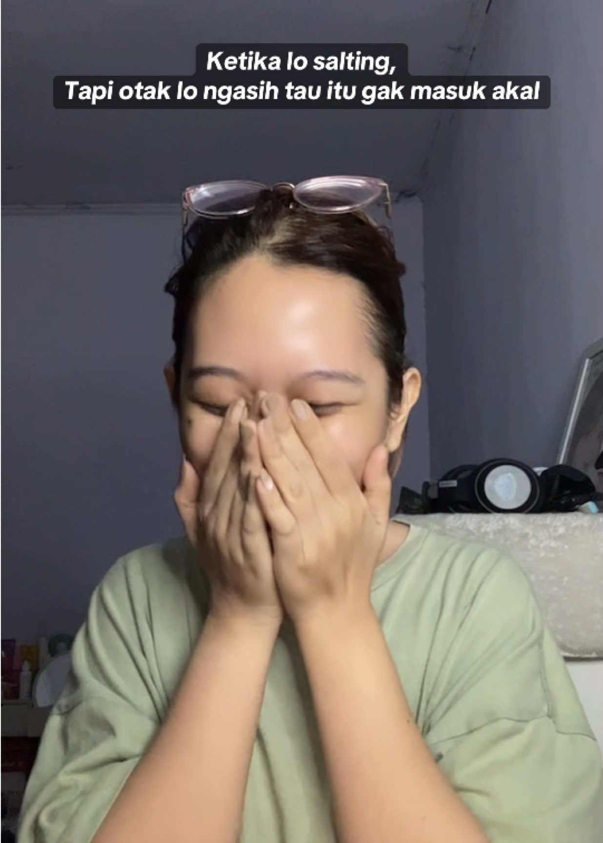 Pada akhirnya akal sehat akal kalah guys, meskipun gak masuk akal, tapi kalo hati udah salting, kelar udah kelaaarrrrr