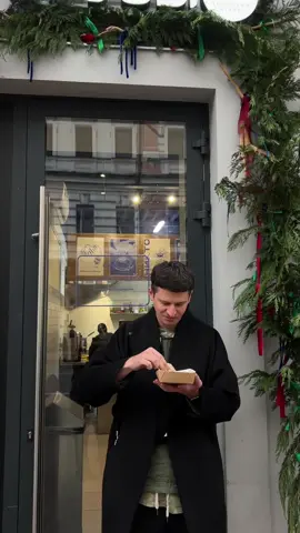 Три столика, очередь и пять блюд, каждое из которых лечит душу ⠀ сочные буузы по 125 ₽, хушууры, банши, боовы и чай. Готовят прямо при тебе, иногда придется подождать — зато горячие, настоящие и будто из поездки в Улан-Удэ. ⠀ 📍 Солянский тупик, 1/4с1 (м. Китай-город)