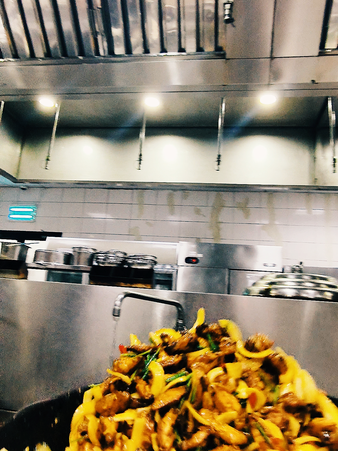 Nhớ lại ngày đầu tiên được cầm chảo xóc nó là một niềm hạnh phúc thực sự! #Ph #vinpearl #Greencreator #xocchao #cheflife 