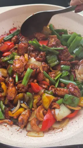 فوتوا على صفحتي بانستاغرام لتشاركوا بالgiveaway مكونات الوصفة: ١ كيلو صدر دجاج ١/٢ ملعقة صغيرة بهار ابيض ٢ ملعقة كبيرة صويا صوص حص ثوم مهروس ١/٢ كوب طحين الصوص: ١/٢ كوب صويا صوص (الافضل ربع دارك صويا و ربع لايت صويا) ١/٢ كوب ماء ٢ ملعقة كبيرة اويستر صوص  ١ ملعقة كبيرة زيت السمسم ١ ملعقة كبيرة نشاء ربع كوب سكر اسمر او ابيض او عسل ١/٢ كوب كاجو ٢ بصل ٢ فليفلة مقسمين الوان ٤ حصوص ثوم مهروس ١ ملعقة زنجبيل مهروس بصل اخضر⁩⁩@CityStar Lebanon 