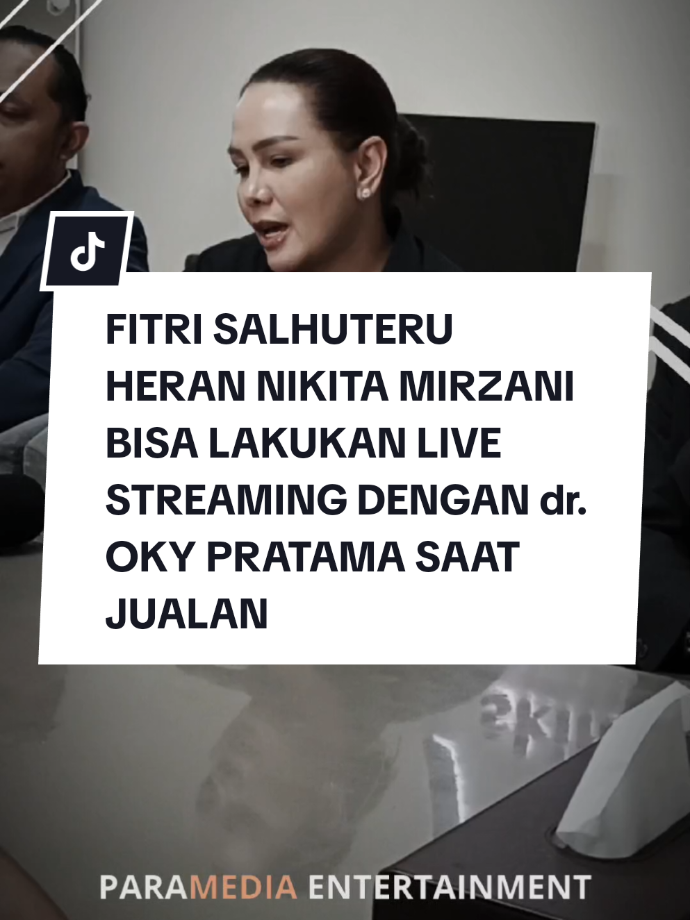 Nikita Mirzani mendadak melakukan panggilan video kepada dr. Oky Pratama disaat dr. Oky tengah melakukan live shopping di TikTok. Momen tersebut langsung menjadi viral di kalangan netizen.  Namun, Fitri Salhuteru menyayangkan hal tersebut dan mempertanyakan aturan terkait aksi panggilan video di tengah sesi live shopping. Ia menilai seharusnya ada batasan agar kegiatan promosi tetap berjalan profesional tanpa menimbulkan kontroversi di ruang publik. #nikitamirzani #drokypratama #fitrisalhuteru #paramediaentertainment 