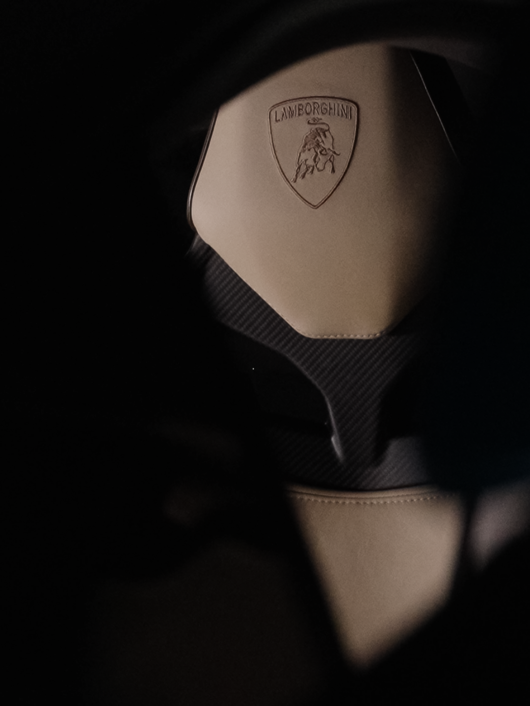 Step into exclusivity: this Lamborghini Revuelto’s interiorin Sabbia Nefertem boldly complements its fading from Blu Vathysto Blu Uranus, captivating every glance. #AdPersonam