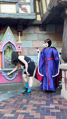Disney Evil Queen 👑#disney #disneyland #disneyworld #disneyparks #universalstudios #universalparks #evilqueen #beautiful#beautifulgirl #fyp #foryour 