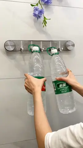 This rotating suction cup corrugated hook can be used to hang things behind the bathroom door or in the kitchen. It has a strong load-bearing capacity and the position of the suction cup can be moved without leaving glue. It is very practical #LandingHook