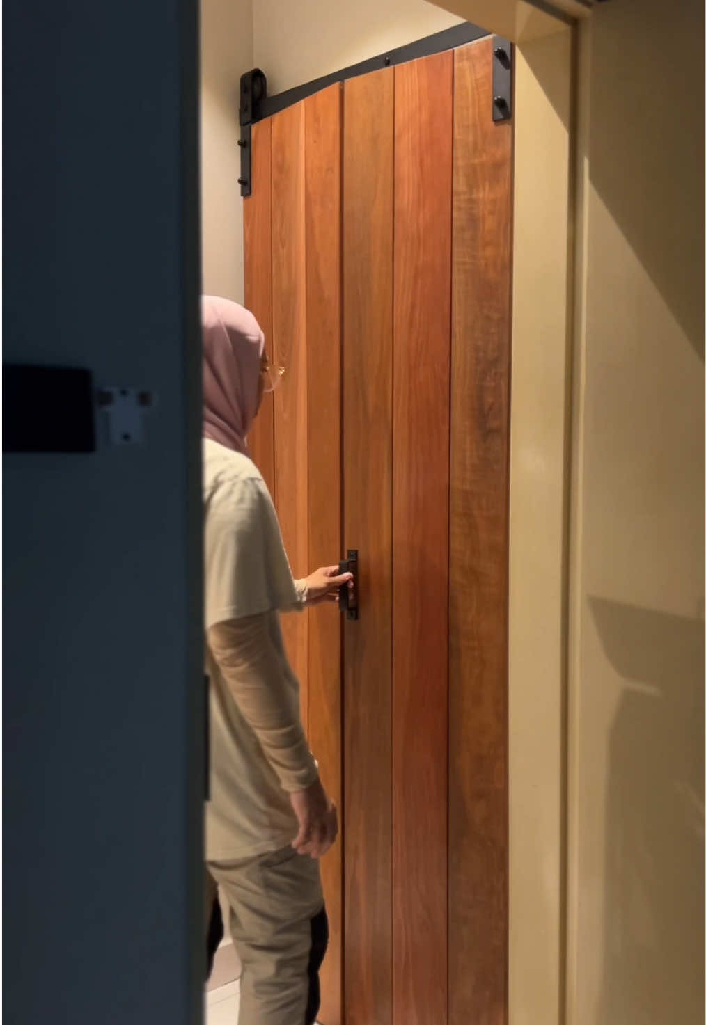 Selalu dapat inquiry , “ sy nk psg barndoor , tapi xde dinding nak slide” okay ni lah solution dia. Bifold barndoor. Less space taking, more efficient.  #bifoldbarndoor #barndoormalaysia #customdoormalaysia #malaysiahomie #malaysiahome 
