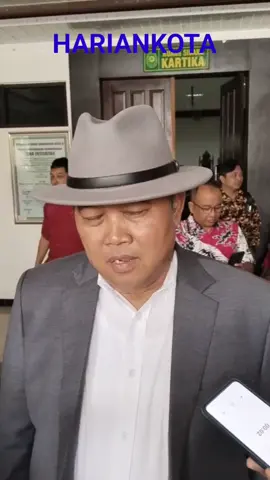 Bila praperadilan ini belum membuat Juliyatmono ditetapkan oleh Pengadilan Negeri Karanganyar, LP3HI siap ajukan praperadilan lagi! Boyamin Saiman menegaskan, bahkan 10 kali pun akan dilakukan sampai Juliyatmono resmi jadi tersangka dugaan korupsi proyek Masjid Agung Karanganyar.  #karanganyar #karanganyar24jam 