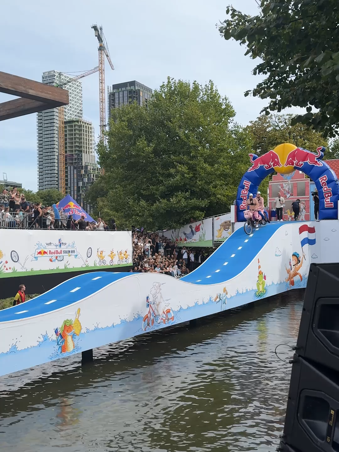 pigging out on speed 🐷 #redbull #givesyouwiiings #energydrink #redbullstalenros #redbullsattelfest