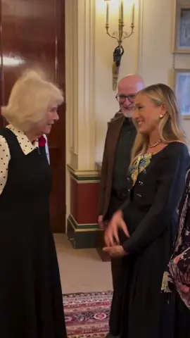 Sarah Jessica Parker y la reina Camila juntas en Clarence House. La residencia oficial del rey Carlos y su mujer en Londres acogió ayer la entrega del galardón literario el Premio Booker, donde la protagonista de 'Sexo en Nueva York' ejercía de jurado. Para la ocasión, demostrando una vez más que es la reina de estilo, recurrió a un clásico vestido negro, sencillo, atemporal y de largo midi, al que sumó un elemento joya para elevar el look. #sarahjessicaparker #reinacamila #realez #royal 