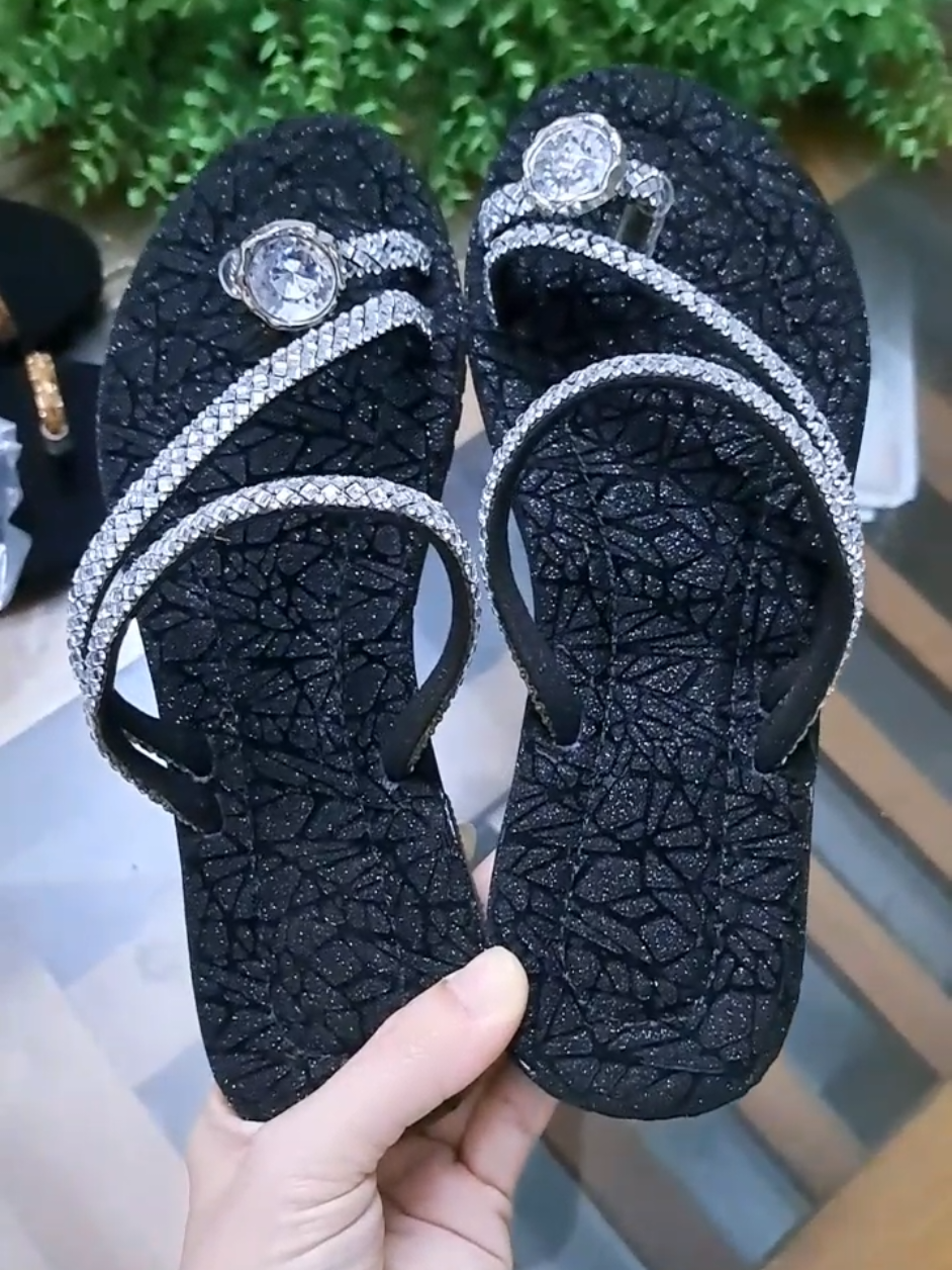 Dép nữ đính đá kiểu hottrend #depnu #depxinhmoingay #giaydep #giaydepxinh #depxuhuong #thinhhanh #xuhuong @Shop giày BoKen @Shop giày BoKen @Shop giày BoKen 