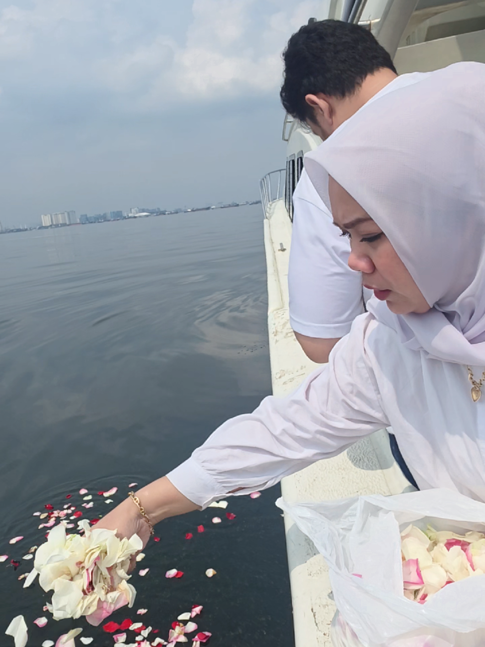 Selamat jalan mama gaby... terima kasih u/ semua cinta kasih, nasihat, perhatian, semua nya... Ma Iby udah gak sakit lg skrg... Kehilangan, sedih, tp harus ikhlas... i luv u momy ... 😭😢 #kehilangan #kesedihanterdalam #jakarta #pantaiancol #kisahsedih 