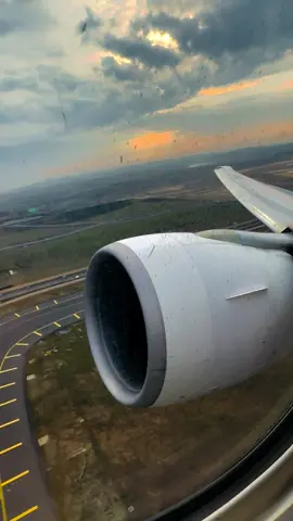 777 TAKEOFF 🔊 out of Istanbul with famous GE90 engine sound #creatorsearchinsights #b777 #ge90 #takeoff #istanbul 