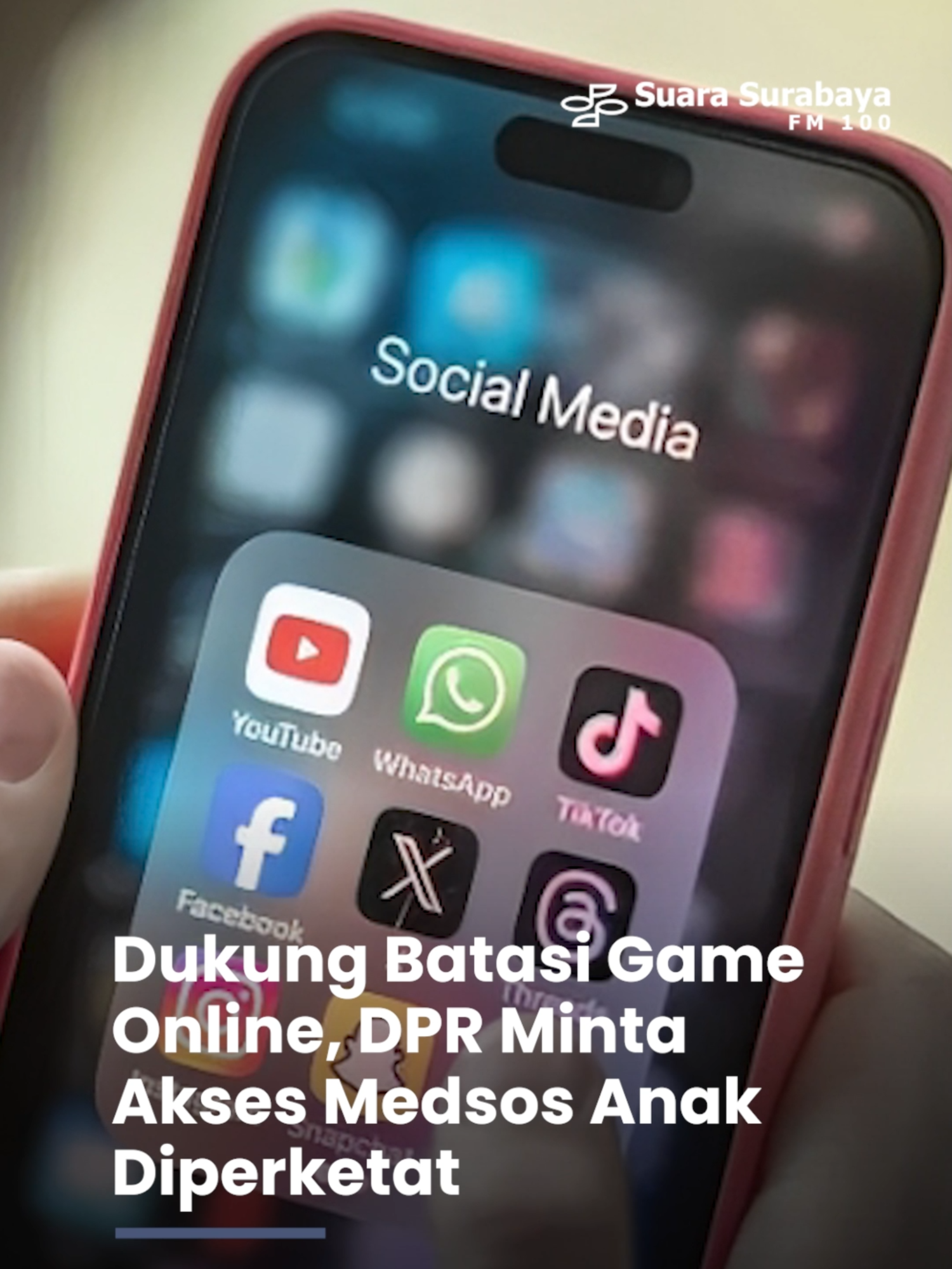 Syamsu Rizal Anggota Komisi I DPR RI dari Fraksi Partai Kebangkitan Bangsa (PKB), Rabu (12/11/2025) mendukung penuh rencana Prabowo Subianto Presiden yang akan membatasi akses game online untuk anak-anak guna melindungi generasi muda dari pengaruh negatif dunia digital yang kian bebas tanpa batas. “Banyak konten di dunia maya yang tidak ramah anak. Game online tertentu mengandung kekerasan yang bisa memengaruhi perilaku dan psikologis mereka. Karena itu, langkah Prabowo Presiden patut kita dukung,” ungkap Deng Ical. “Banyak anak sekarang kecanduan media sosial. Mereka bisa berjam-jam di dunia maya, terpapar konten yang tidak mendidik, bahkan berpotensi merusak karakter,” jelasnya. “Anak perlu dibimbing untuk membatasi penggunaan gadget dan lebih banyak berinteraksi secara sosial. Akses penuh sebaiknya diberikan jika anak sudah mampu menyeleksi konten dengan bijak,” tegasnya. #SuaraSurabaya #SuaraSurabayaMedia #SSemenit #DengIcal #DPR #GameOnline #MediaSosial