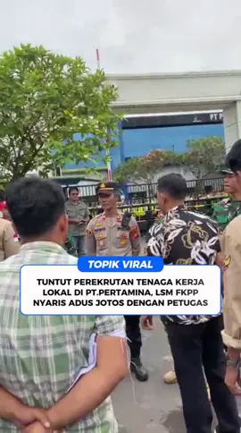 TOPIKBERITAco - Lembaga Swadaya Masyarakat (LSM) Forum Komunikasi Pemuda Prabumulih (FKPP) sempat bersitegang dengan pihak keamanan PT Pertamina Hulu Rokan Zona 4 (PHZ4). Aksi unjuk rasa yang digelar di kantor Pertamina EP Prabumulih itu, terjadi adu argumen. FKPP dalam tuntutannya meminta pihak perusahaan agar transparan soal tenaga kerja. Terlihat dalam video yang diterima media ini, tampak petugas sedang berjaga disana adu argumen dengan LSM. Rabu, 12 November 2025. selengkapnya #topikberitaco