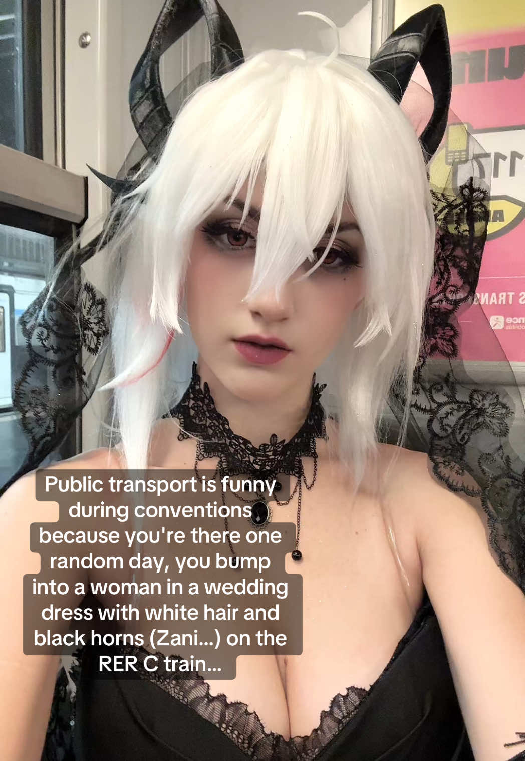 Les transports en commun sont parfois cocasses pendant les congrès, car un jour, au hasard, vous tombez sur une femme en robe de mariée cheveux blancs et cornes noirs dans le RER C… #cosplay #fyp #wutheringwaves #wuwa #zani 