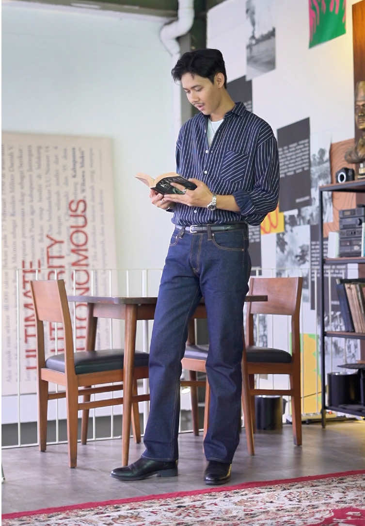 Volkvog Jeans San Marino dibuat dari Raw Denim 14oz 100% cotton yang tebal. Setiap bagian dijahit dengan single needle stitch dan overlock double seams buat hasil rapi dan tahan lama. Dari waistband sampai arcuate khas Volkvog, semuanya dikerjakan dengan presisi. Kalau kamu suka jeans yang terasa premium dari bahan sampai jahitannya, ini pilihan yang nggak bakal salah. Drop pendapatmu tentang Jeans San Marino ini di kolom komentar!  #volkvog #volkvogjeans 