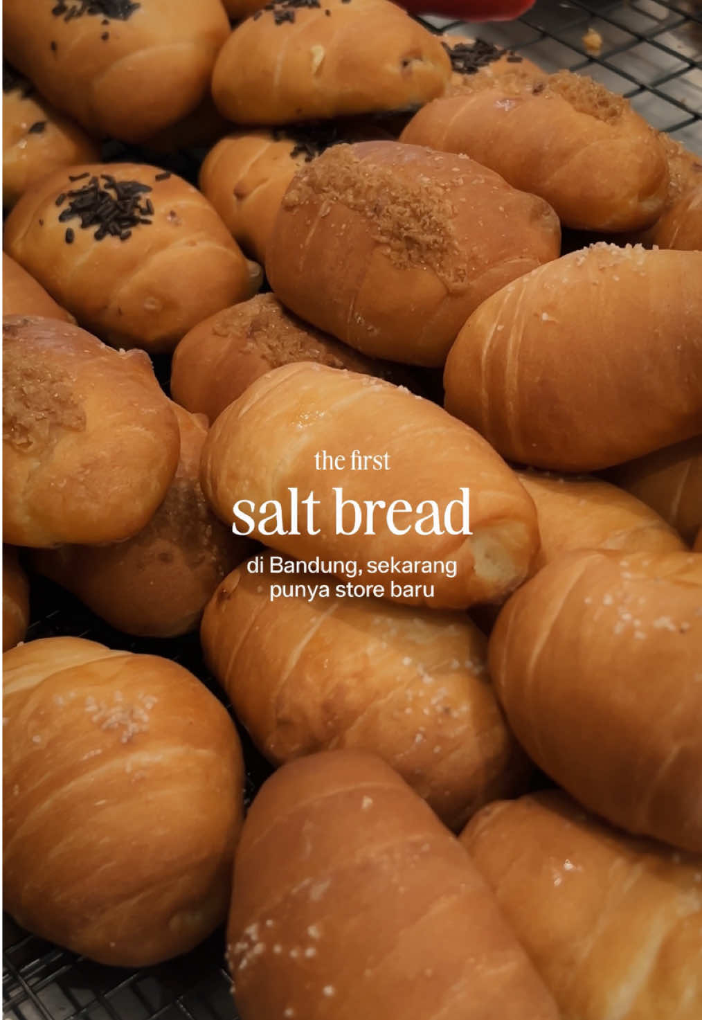 Salt bread pertama di Bandung yang udah rame terus dari tahun lalu, akhirnya buka store baru nih! Jangan lupa mampir kalau ke Bandung✨ #saltbread #cafe #cafebandung #kuliner #kulinerbandung 