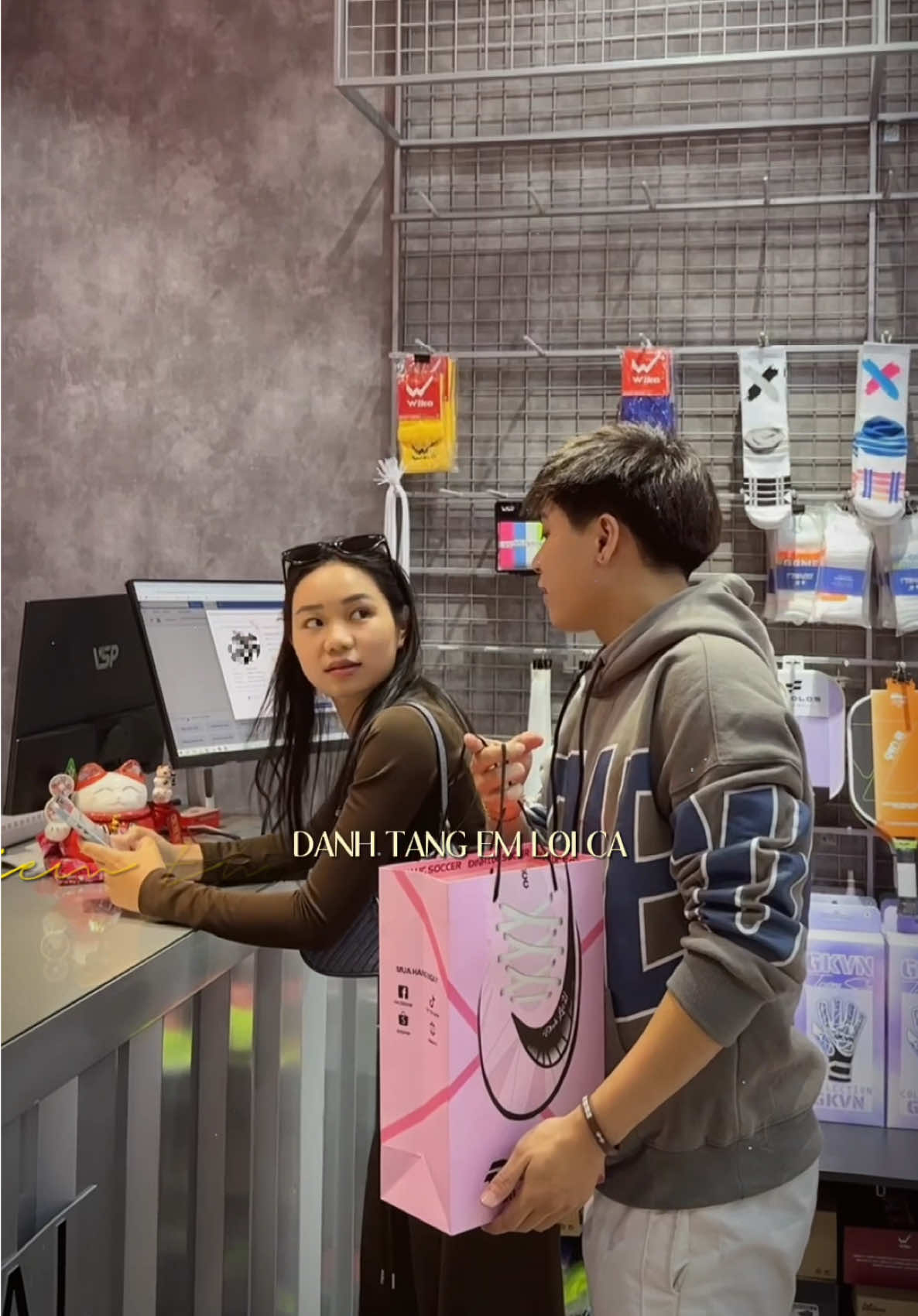 19/11 sớm noèee anh chị em ớiiii. Lần đầu tiên được tặng giày đá bóng, sĩ luônnnn  #vtmgr #nguyensen #LearnOnTikTok @Mai Nho🍇 