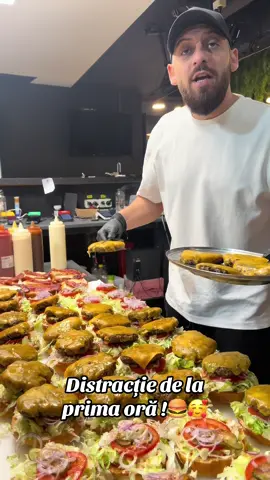 Nouă ne place să ne jucăm de la prima oră 🍔🥰#burger #gigi #smash #passion #work 