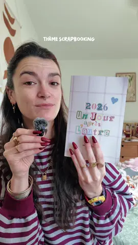 Je te présente les correctifs que j’ai apporté à cette nouvelle édition du planner bien-être 2026 🌷 En 2025 le premier exemplaire est sorti, c’est la première fois que je faisais cela et forcément il y avait des choses à améliorer, merci encore à celle et ceux qui m’ont accompagné et fait confiance dans cette première version 🫶🏼  Cette nouvelle édition « un jour après l’autre 2026 » c’est ton rendez-vous avec toi même. Un agenda avec un truc en plus (beaucoup de trucs en plus haha)  Tu y retrouveras : 🗓️ Des semainiers datés de janvier à décembre  📊 Des trackers pour suivre tes habitudes 🧘‍♀️ Des activités bien-être 📝 Des to do lists 🧡Une page dédiée à la gratitude chaque semaine ✏️ Des citations inspirantes  💬 et bien plus! Ce journal invite à ralentir, à s’organiser simplement et à renouer avec soi-même, un jour à la fois 🌷 Parce qu’en 2026, la plus belle des résolutions, c’est de se choisir💌 Le lien est dans ma bio 🔗