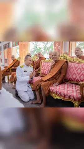 วันพุธที่ ๕ พฤศจิกายน ๒๕๖๘ เวลา ๑๑.๓๐ น.         พระบาทสมเด็จพระเจ้าอยู่หัว ทรงพระกรุณาโปรดพระราชทาน น้ำสรง ผ้าไตร พร้อมเครื่องสักการะ และไทยธรรมพระราชทาน เนื่องในโอกาสอายุวัฒนมงคล ๘๔ ปี พระพรหมวชิรญาณโสภณ (เลี่ยม ฐิตธมฺโม) เจ้าอาวาสวัดหนองป่าพง                 การนี้ ทรงพระกรุณาโปรดเกล้า ฯ ให้ นายชำนาญ  ชื่นตา ผู้ว่าราชการจังหวัดอุบลราชธานี เชิญน้ำสรง ผ้าไตร พร้อมเครื่องสักการะ และไทยธรรมพระราชทาน ถวายแด่พระพรหมวชิรญาณโสภณ (เลี่ยม ฐิตธมฺโม) เจ้าอาวาสวัดหนองป่าพง เนื่องในโอกาสอายุวัฒนมงคล ๘๔ ปี         ณ  วัดหนองป่าพง  ตำบลโนนผึ้ง  อำเภอวารินชำราบ  จังหวัดอุบลราชธานี           โดยมี ข้าราชการ ศาล ทหาร ตำรวจ หัวหน้าส่วนราชการข้าราชการ  ข้าราชการ เจ้าหน้าที่  ภาคเอกชน ประชาชน พุทธศาสนิกชนจำนวนมาก เข้าร่วมในพิธีฯ ขอบคุณภาพ Cr. AR Non และสื่อจากสำนักอื่นๆ